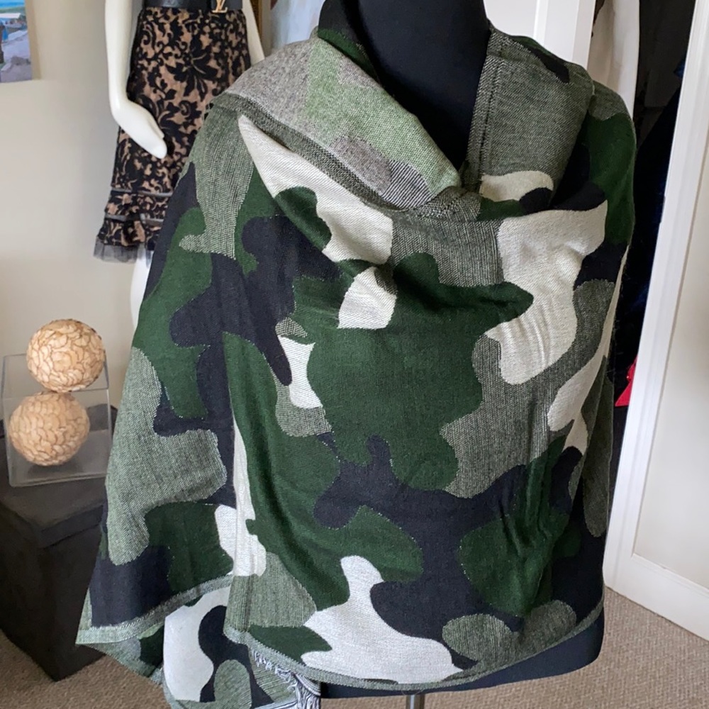 A military statement scarf for the upcoming season